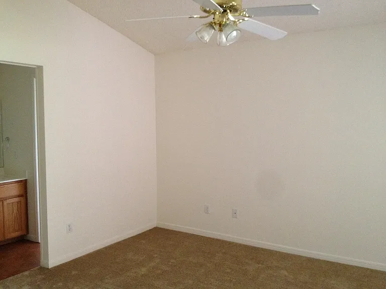 638 Park Place Dr — Photo 4