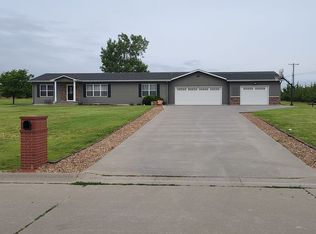 721 Country Club Dr, Beloit, KS 67420