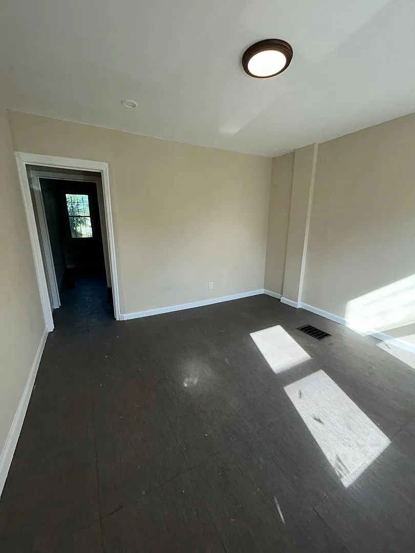 3 beds 1 bath — Photo 2