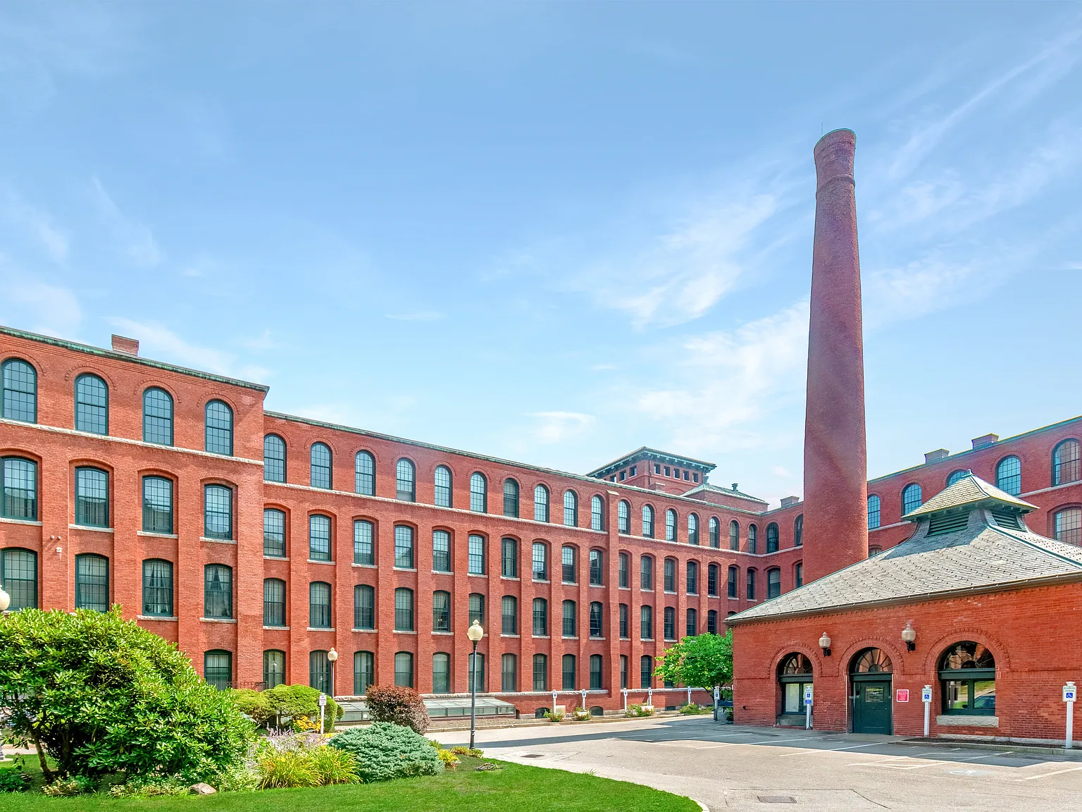 Royal Worcester Apartments — Photo 1
