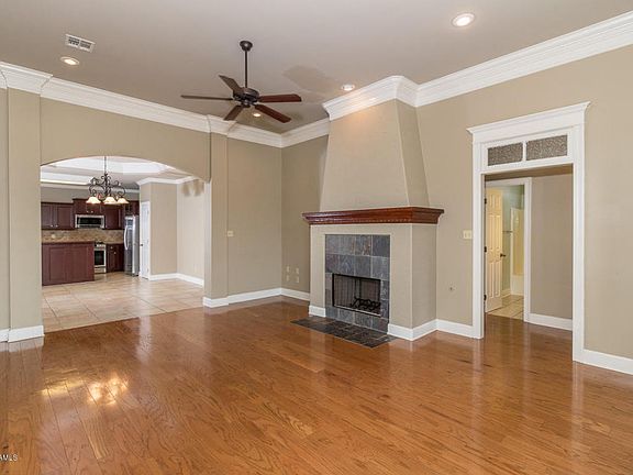 3rd image of 113 Shadowbrook Ln
