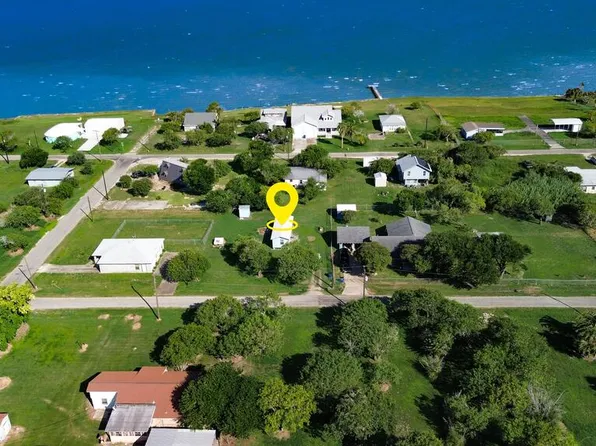 424 1st St, Bayside, TX 78340