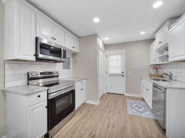 303 Park Ln, Clarksville, TN 37042