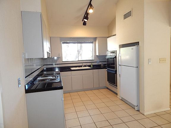 4th image of 913 W Glenrosa Ave