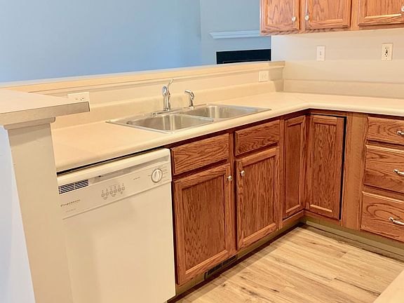 5th image of 301 Winding Brook Dr