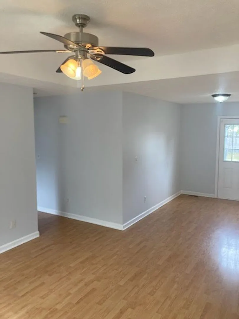 219 Tobacco Road — Photo 3
