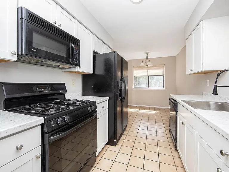 58 Danielle Ct — Photo 7