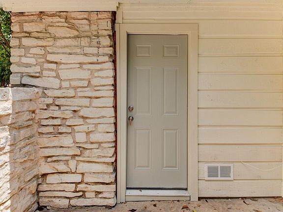 4th image of 2311 Montclaire St #B