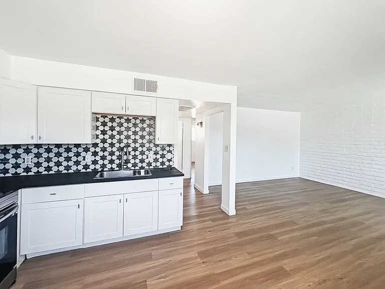 1808 N 31st St #8 — Photo 11