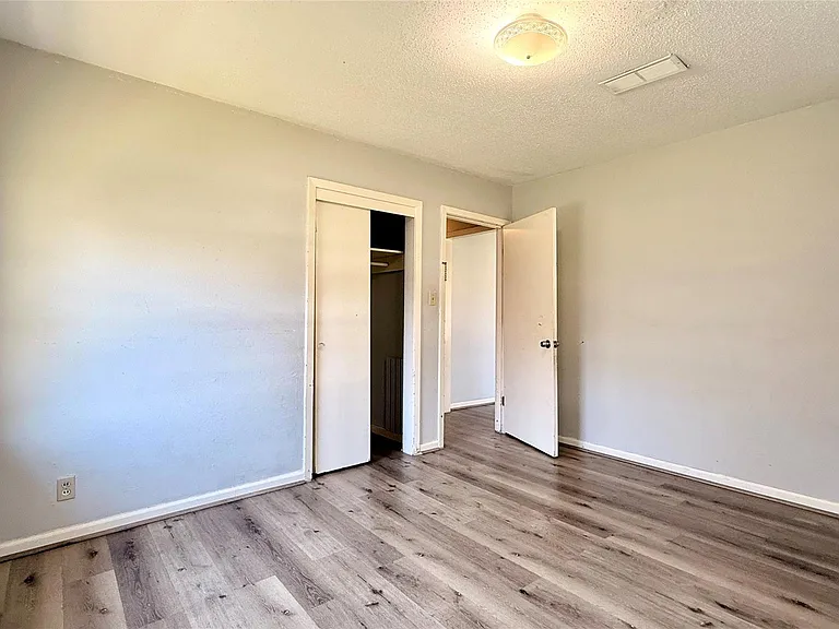 10502 Ambursen St — Photo 10