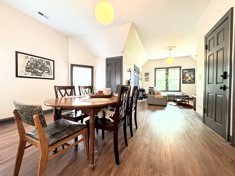 1040 W Roscoe St #3 — Photo 5