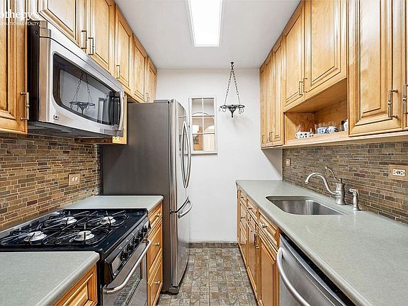 5th image of 25 Sutton Pl S APT 1R