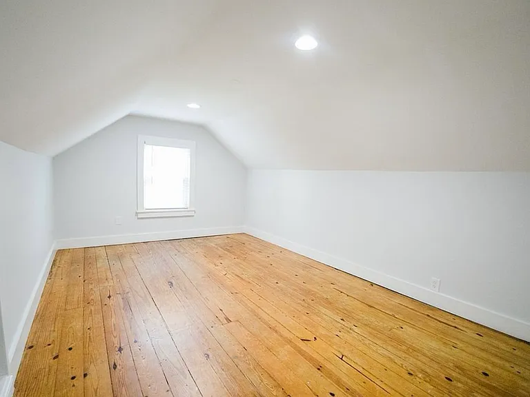 202 Iola Rd — Photo 9
