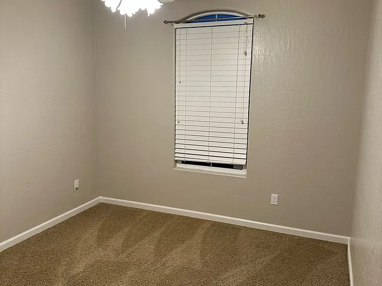 2101 N Lindsay Ct — Photo 22