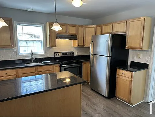 4 bed, 1100 sqft, $3,900 — Photo 1