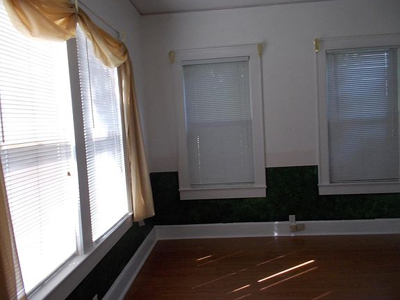 5th image of 904 E Moody Blvd