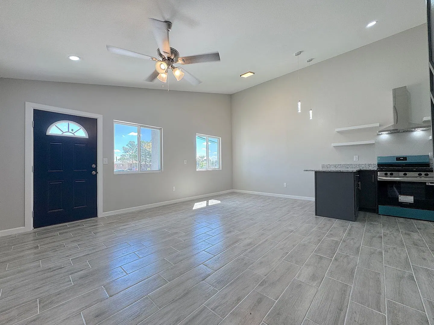 Modern Stylish Duplex 3bed/3bath Refrig A/C with 2 Ensuite Bedrooms! — Photo 2