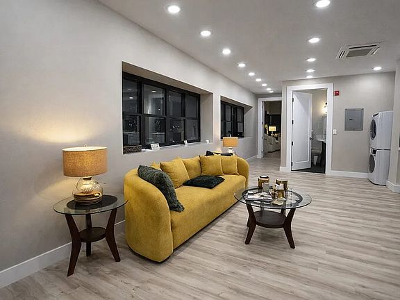 4th image of 92 N Swan St #101