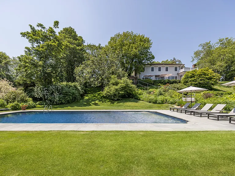17 Apaquogue Rd — Photo 2