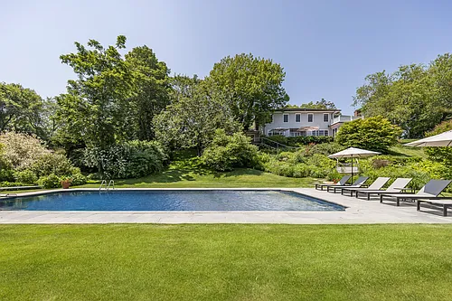 17 Apaquogue Rd Photo 1