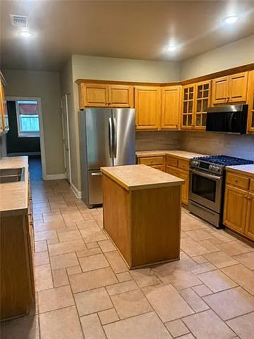 421 Greenfield Dr — Photo 3