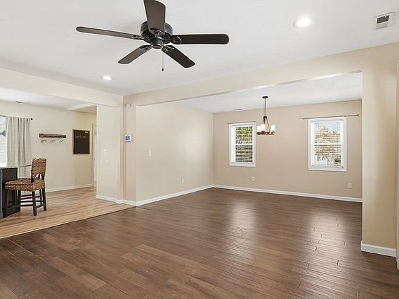 4th image of 55 Old Farm Rd