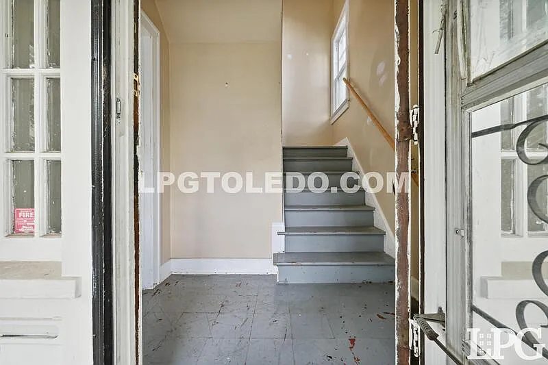 2 bed, 1.0 bath, 1042 sqft, $900 — Photo 2
