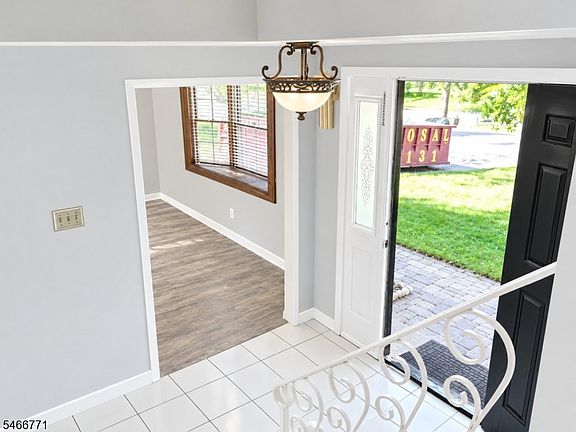 3rd image of 23 Winthrop Rd