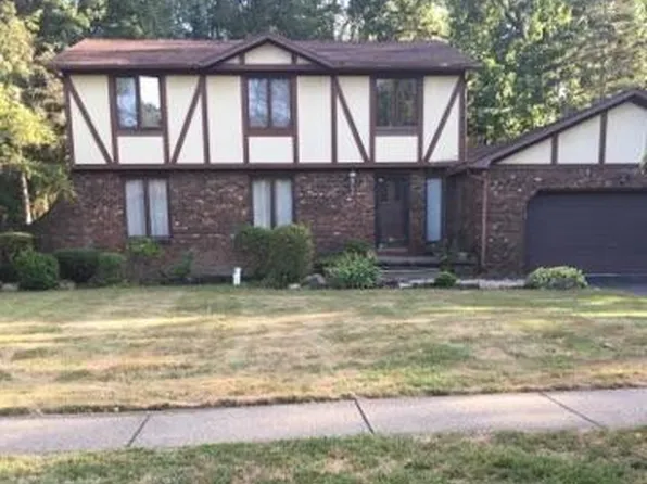 22 Shadow Wood Dr, East Amherst, NY 14051