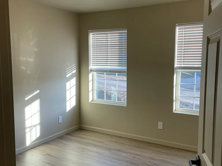 906 Ross St — Photo 9
