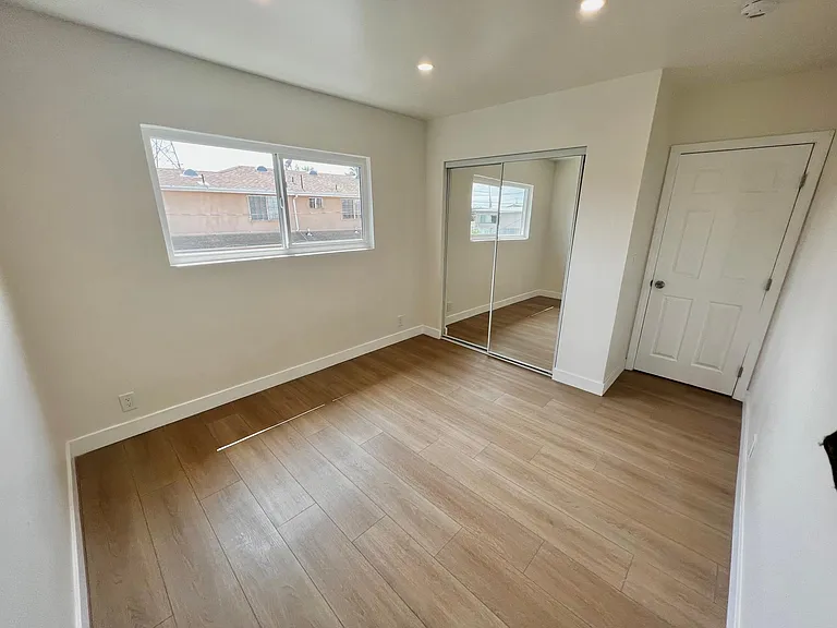 2906 Carmona Ave #4 — Photo 14
