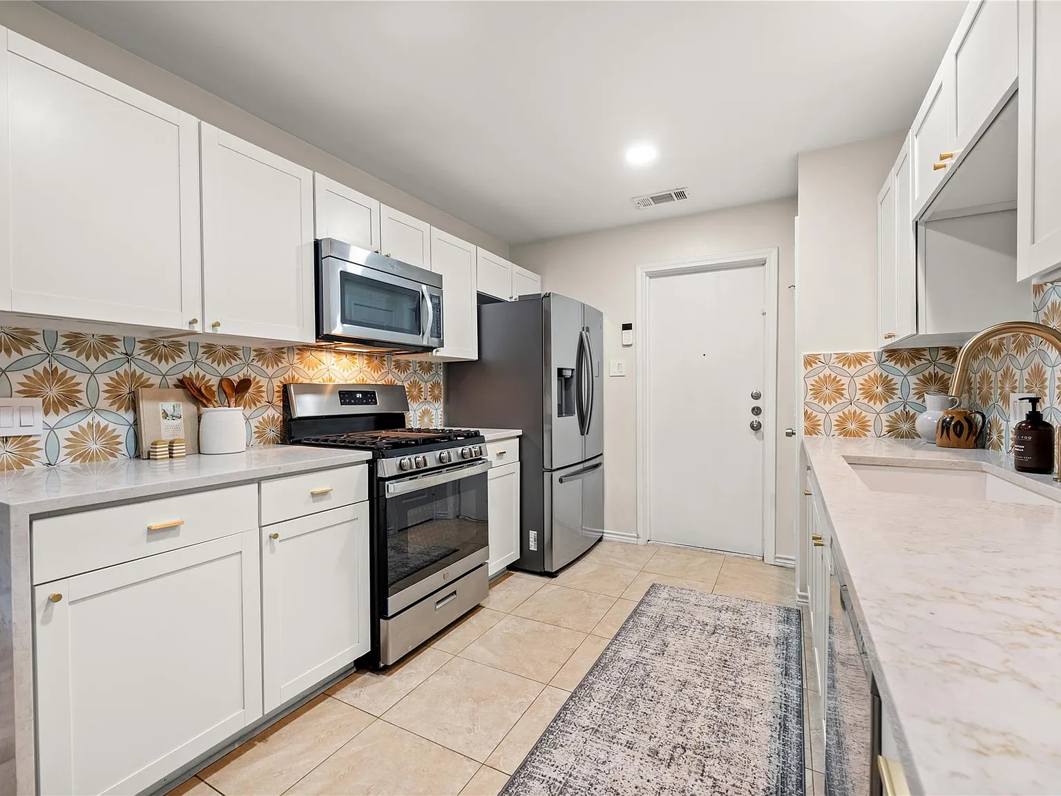 3 bed, 2.0 bath, 1380 sqft, $2,600 — Photo 4