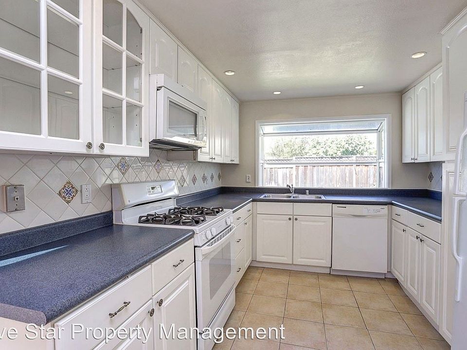 1st image of 940 Laguna Cir
