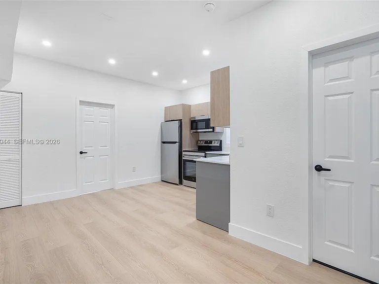 629 SW 10th Ave #6 — Photo 10