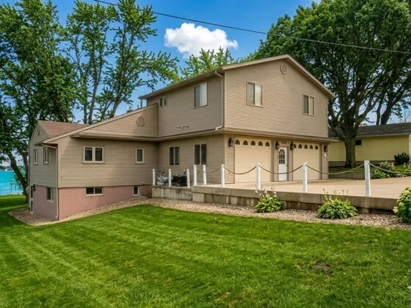 2714 Breezy Heights Dr, Milford, IA 51351