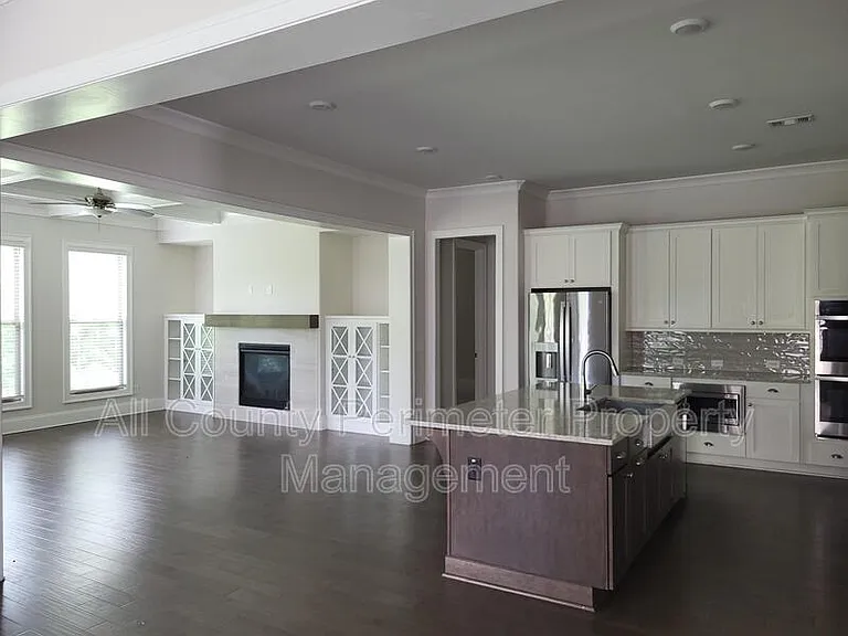 819 Olmsted Ln — Photo 3