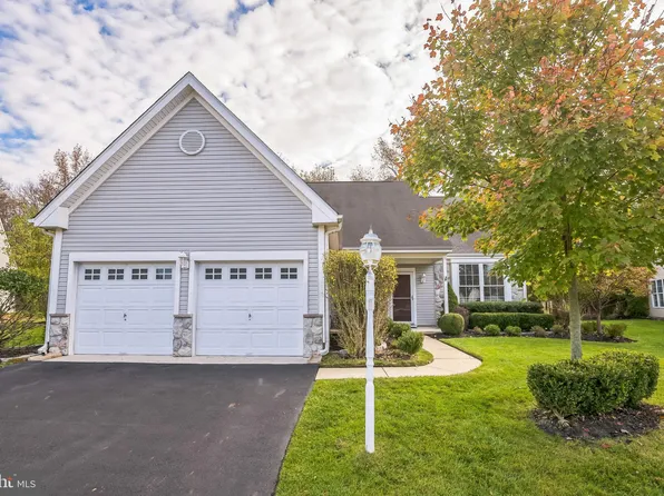 28 Larkspur Dr, Marlton, NJ 08053