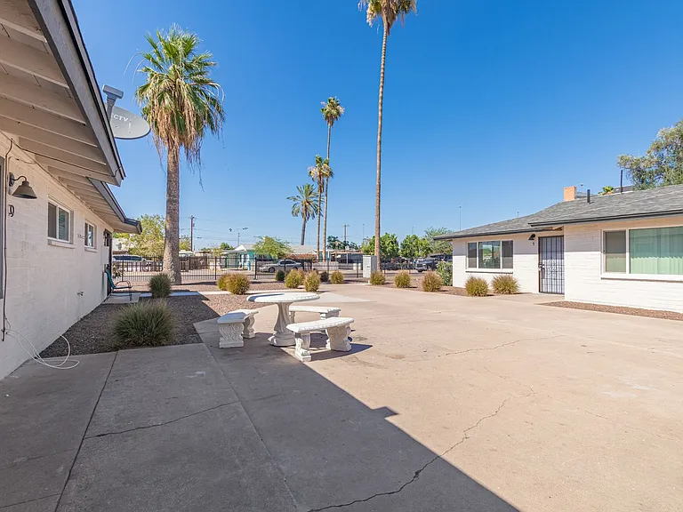 2539 W Pierson St — Photo 8