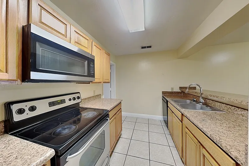 3 bed, 2.5 bath, 1671 sqft, $1,495 — Photo 3