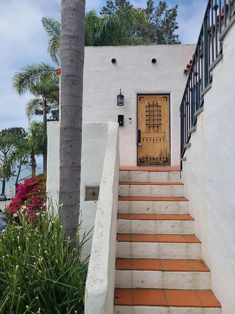 Charming 2 Bed 1 bath "fully furnished monthly rental" in La Jolla Village. — Photo 3