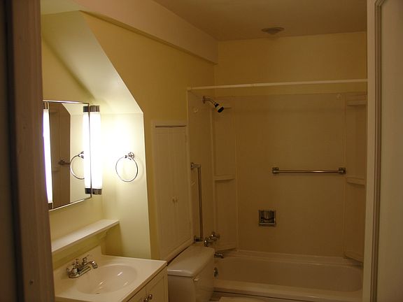 4th image of 426 E 2nd St APT A