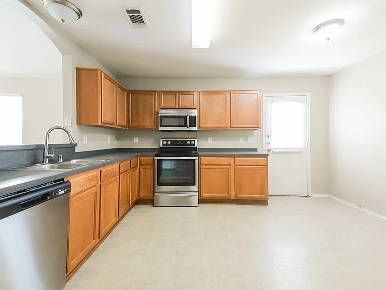 813 Huddleston Ct — Photo 8
