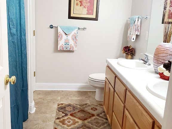 Guest bathroom, double sinks