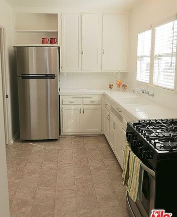 4th image of 854 Rose Ave