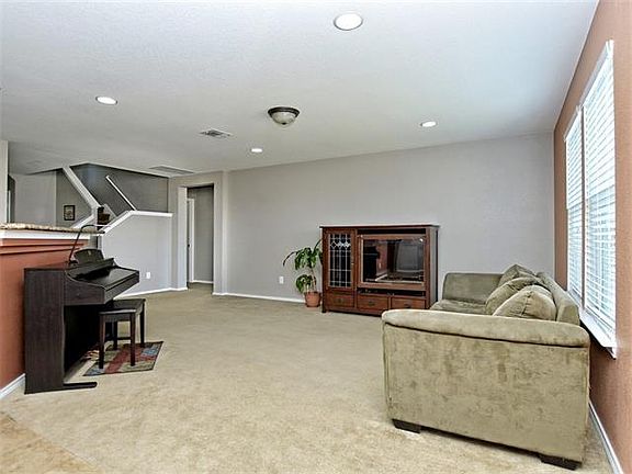 5th image of 519 Carrington St