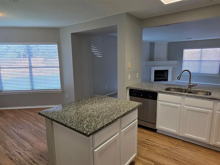 3037 Bradford Park Dr — Photo 9