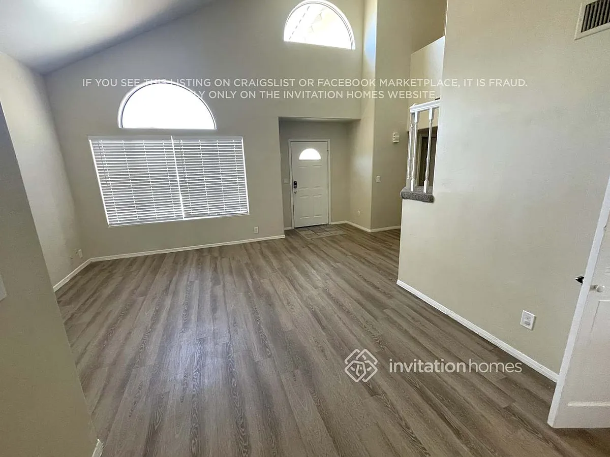 Building Photo - 2017 E Marquette Dr