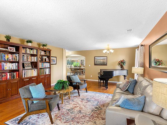 5th image of 9605 Sundoro Pl NW