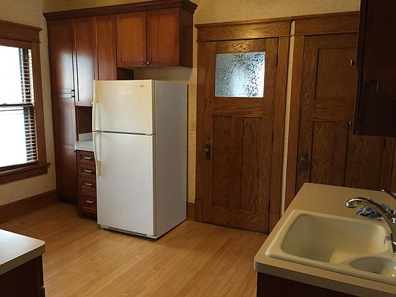 4th image of 7503 Kenwood Ave