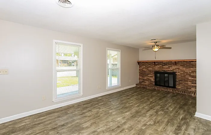 3 bed, 2.0 bath, 1296 sqft, $1,345 — Photo 3